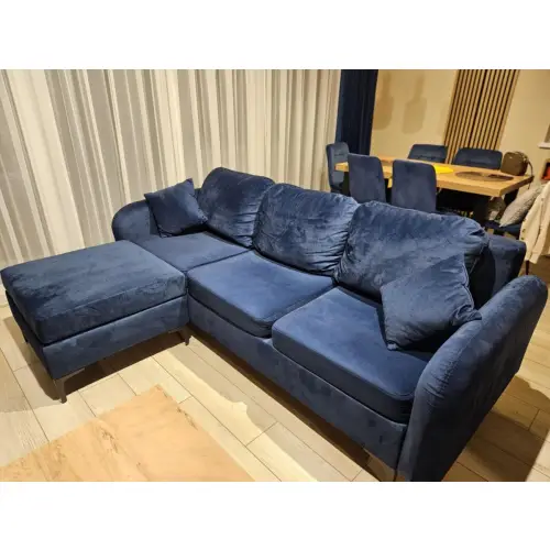 Sofa VENTO oraz pufa AMBER dopasowana do sofy w tkaninie Monolith 77